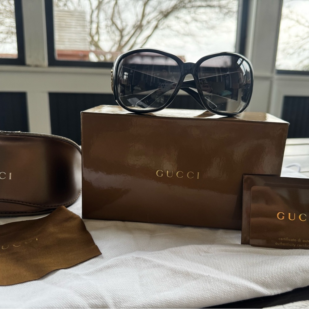 Authentic Gucci Oversized Sunglasses - Full Inclusion